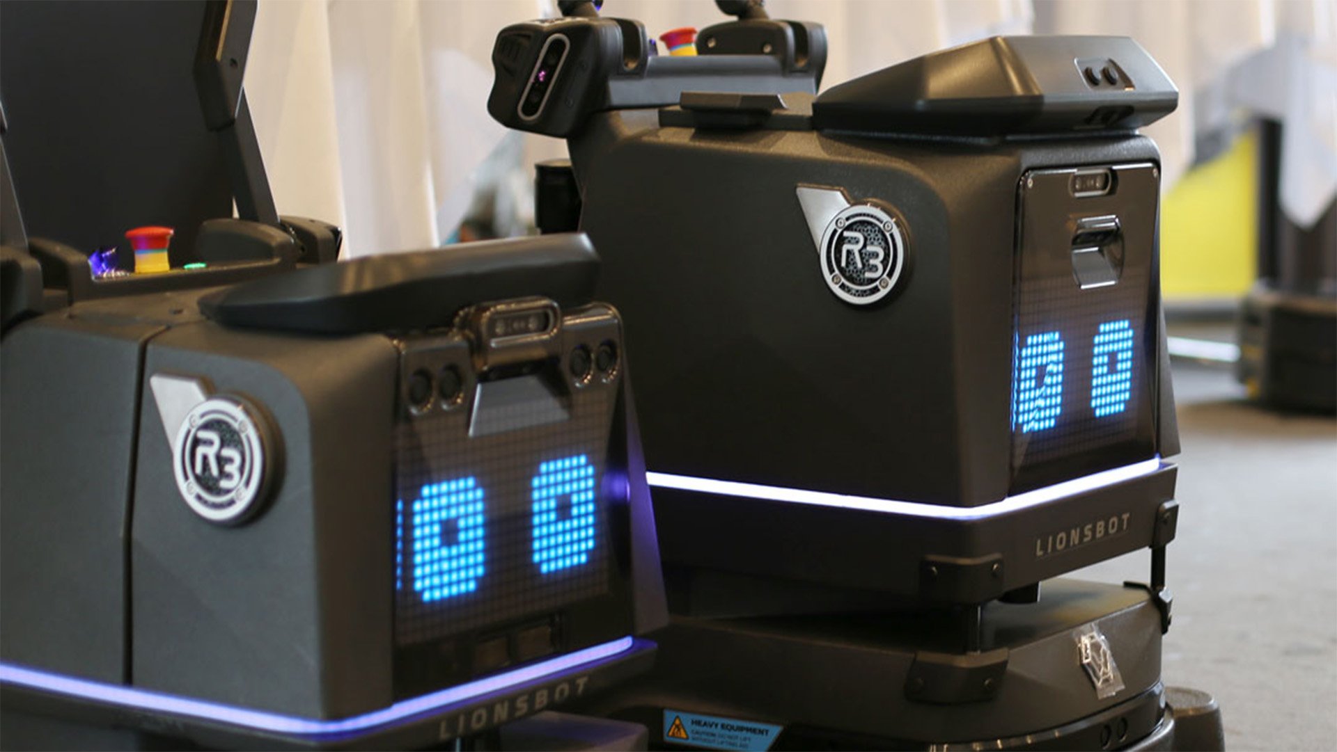 Schwarze Reinigungsroboter mit blauen LED-Zahlen und deren Markenlogo