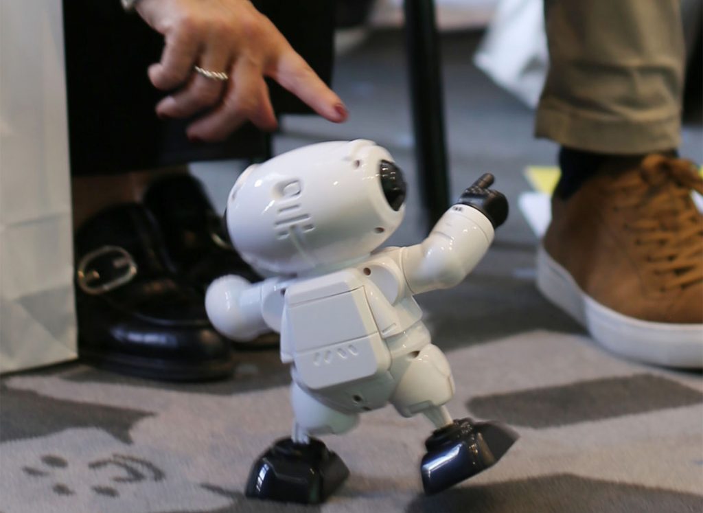 Kleiner tanzender Spielzeugroboter