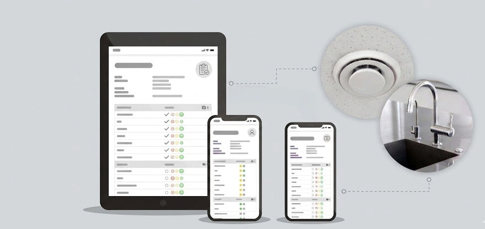 Zwei Screenshots zeigen Checklisten-Apps auf Tablet und Smartphones, verknüpft mit Fotos von Luftventil und Spüle.